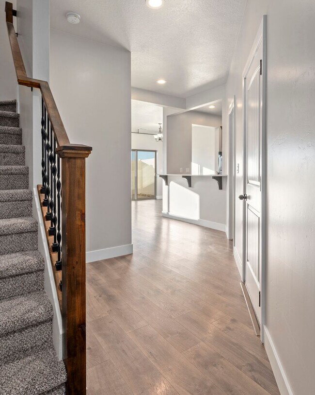 Building Photo - ** Move-In Bonus!** 3 Bed 2.5 Bath Townhome off Main Street