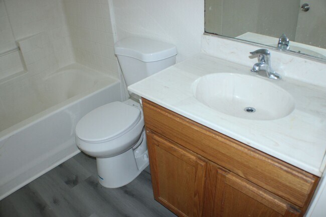 Building Photo - Move-In Ready 4BR/2BA with New Flooring, Fireplace & Spacious Kitchen