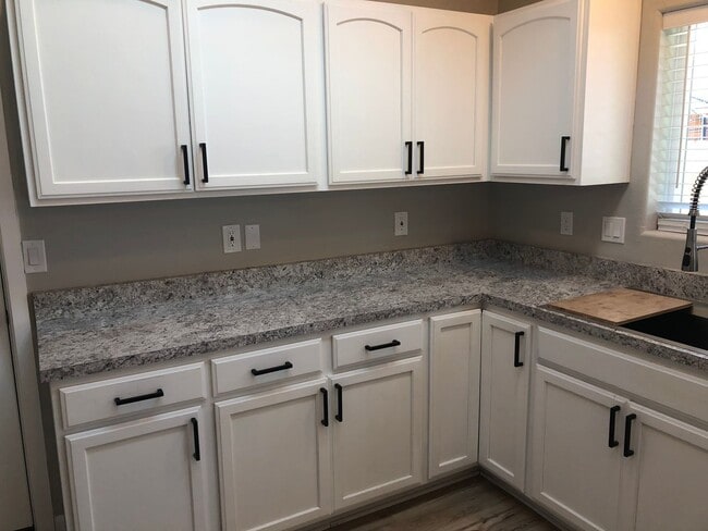 Building Photo - Updated 3 bedroom 2 bath house in Veneta!