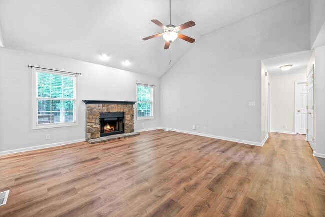 Building Photo - Pet Friendly Three Bedroom with Bonus!