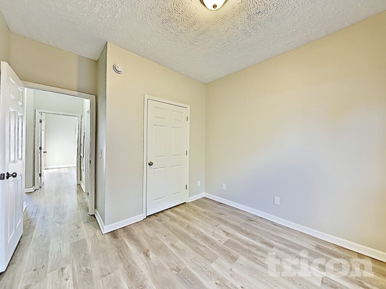 Building Photo - 407 Barking Dr