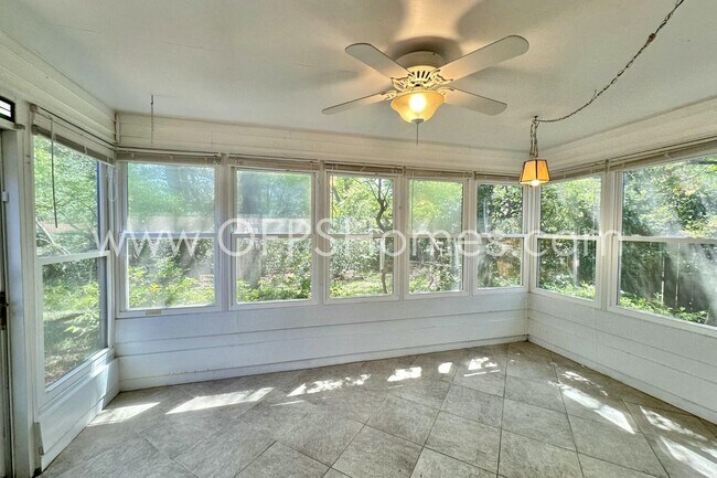 Building Photo - 4534 Parkwood Ln E