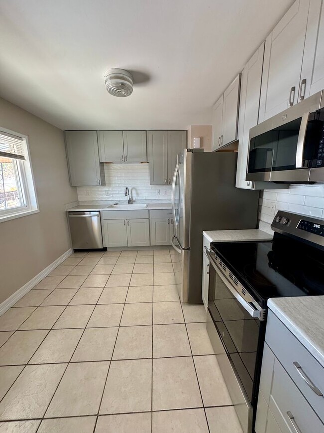 Building Photo - Updated 3 bedroom Centrally Located