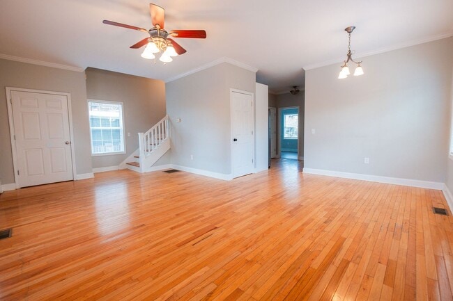 Building Photo - 472 First Street | 4 BED 2 BATH + MOVE IN SPECIAL