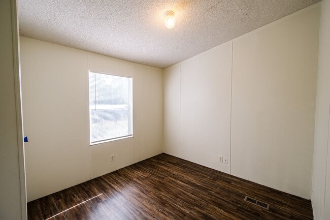 Building Photo - 3bed/2bath Mobile Home Available in Noble ...