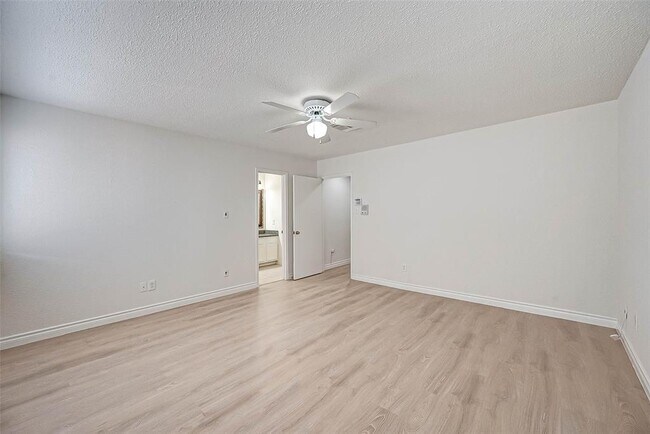 Building Photo - 1112 Bering Dr