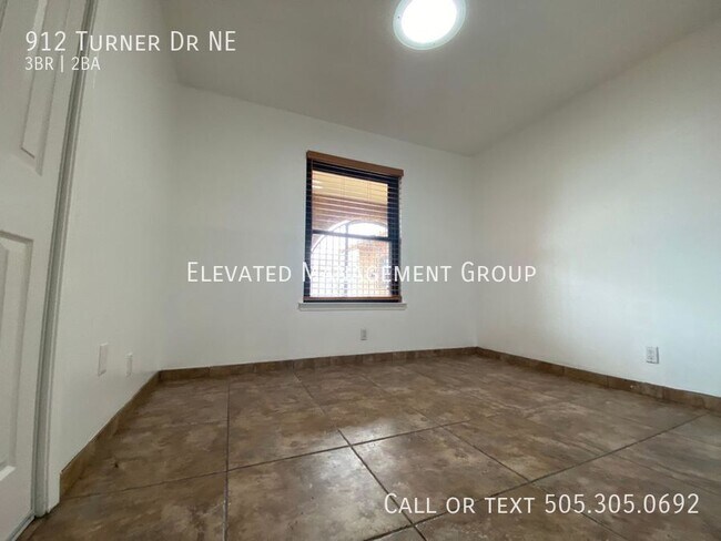 Building Photo - 912 Turner Dr NE