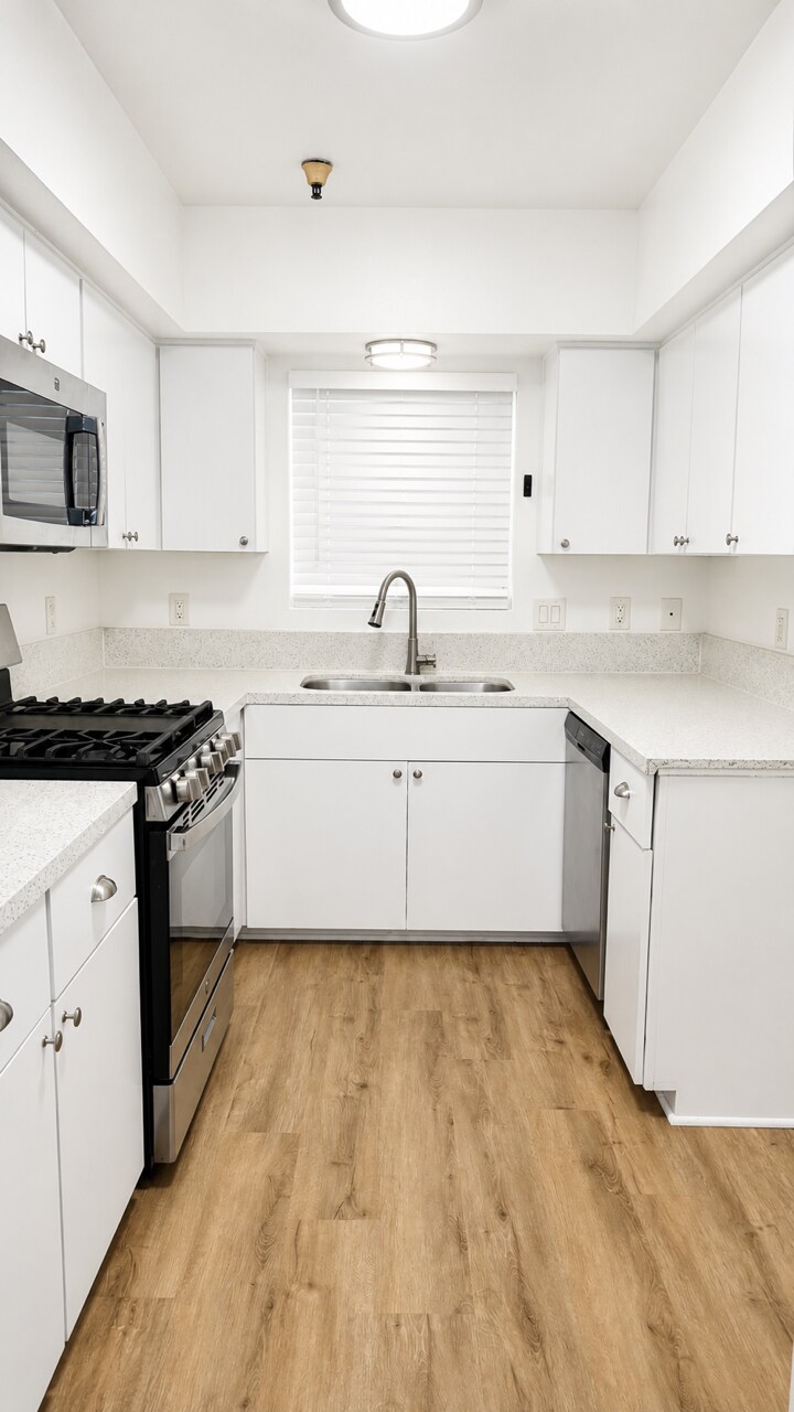 Kitchen - 7900 Woodman Ave