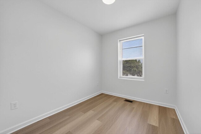 Building Photo - Spacious 6BR Rowhome in Prime DC Location