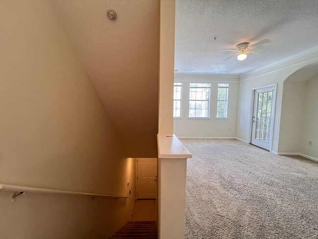 Building Photo - Perfect apartment waiting for you!