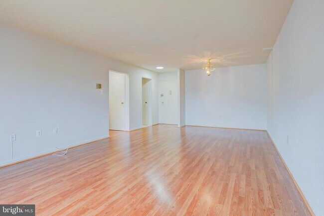 Building Photo - 7400 Lakeview Dr