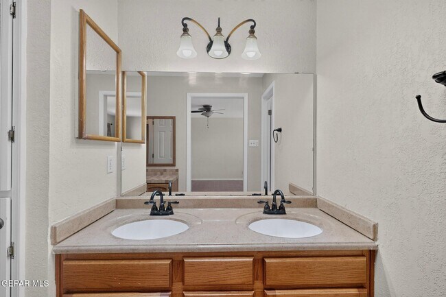 Building Photo - 7419 Mission Viejo Dr