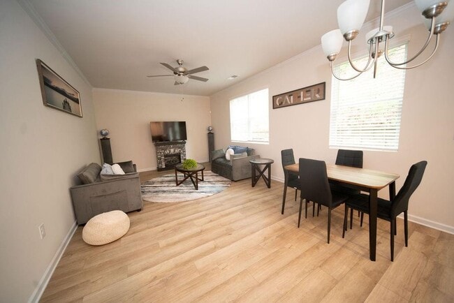 Building Photo - 585 River Gdns Dr