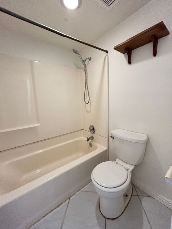 Building Photo - GATED COMMUNITY, 2 BEDROOM 1 BATH