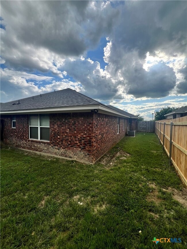 Building Photo - 523 Olaf Dr