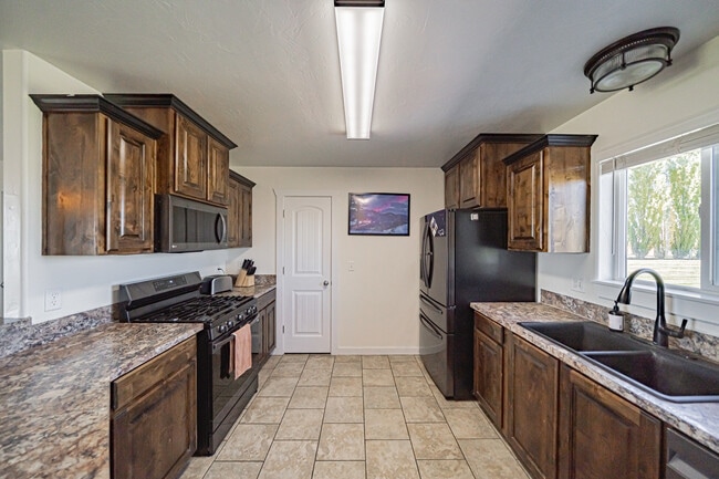 Building Photo - 416 W 260 N