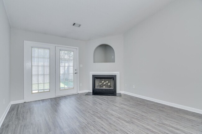 Building Photo - Updated 2 Bed 2 Bath Townhouse