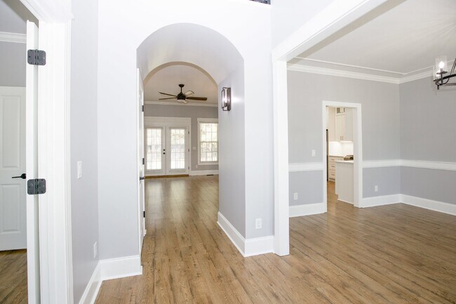 Building Photo - "Spacious and Inviting 2620 sq. ft. Home i...