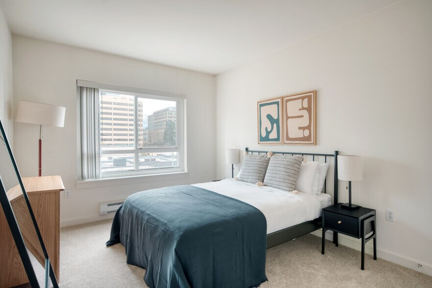 Building Photo - 10410 NE 2nd St