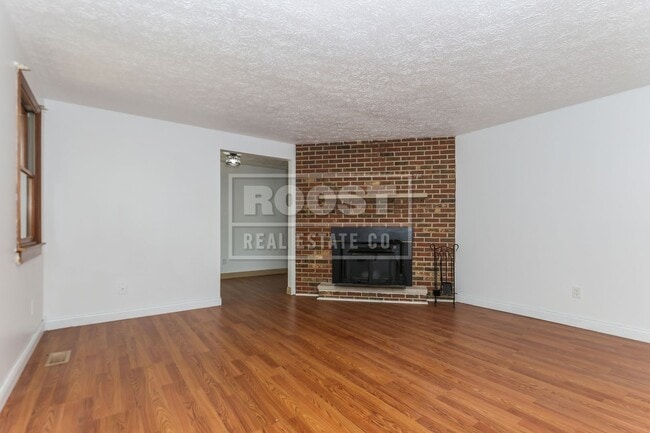 Building Photo - 4 Bed 2 and a Half Bath Single Family Home!
