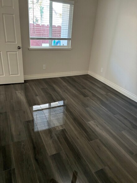 Building Photo - 1209 Center Ln