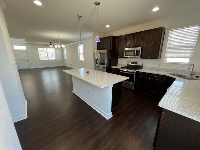 Building Photo - 4 Bedroom, 3.5 Bath Condo in Coveted Spenc...