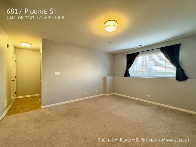 Building Photo - Multi-level, Modern Townhome on a Quiet St...