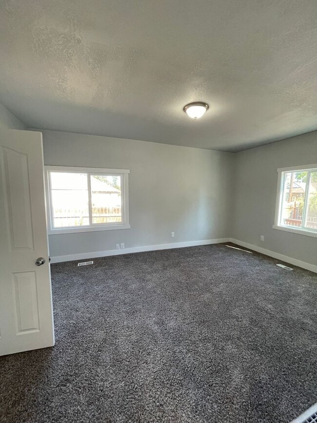 Building Photo - Spacious 4 Bed, 2 Bath Home with 2-Car Garage in Magna