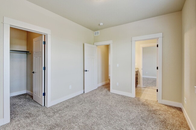 Building Photo - 2107 Sandbur Dr
