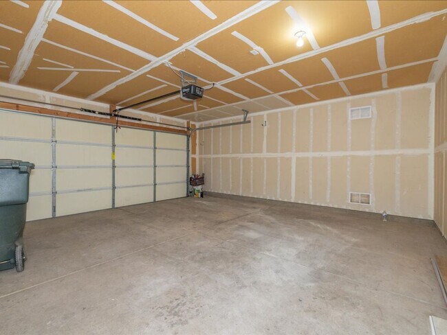 Building Photo - 3 Bedroom 2 Bathroom with Den