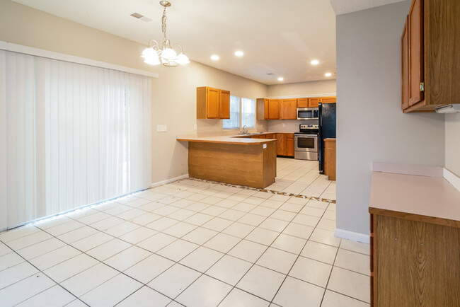 Building Photo - Large Goose Creek Home