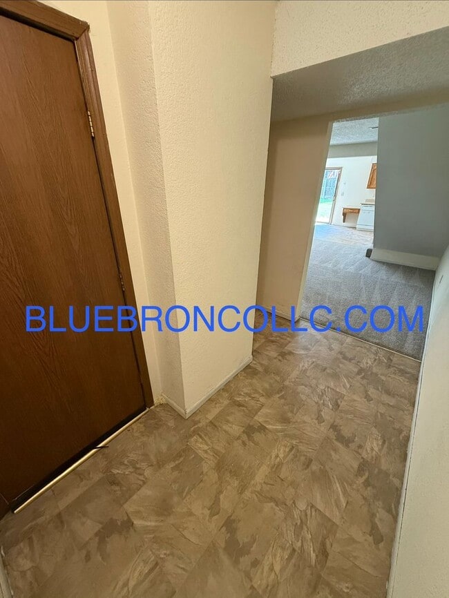 Building Photo - Spacious 2 Bedroom unit for a great price!