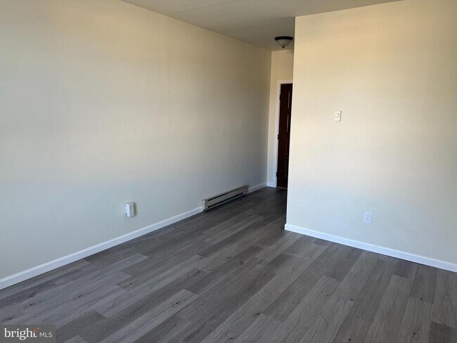 Building Photo - 21 N Main St