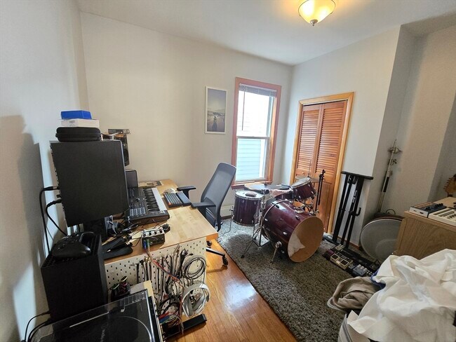 Building Photo - 28 Bardwell St