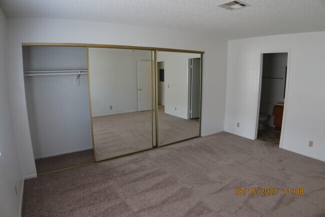 Building Photo - 921 Rockview Dr