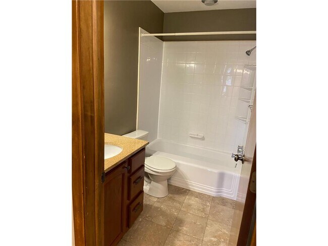 Building Photo - 633 Robert St