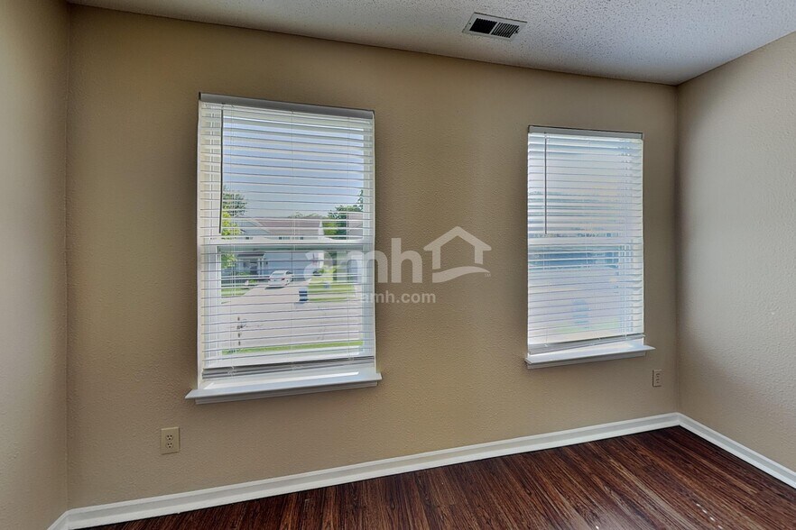 Building Photo - 14470 Forsythia Ln