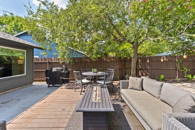 Building Photo - 8000 Treehouse Ln