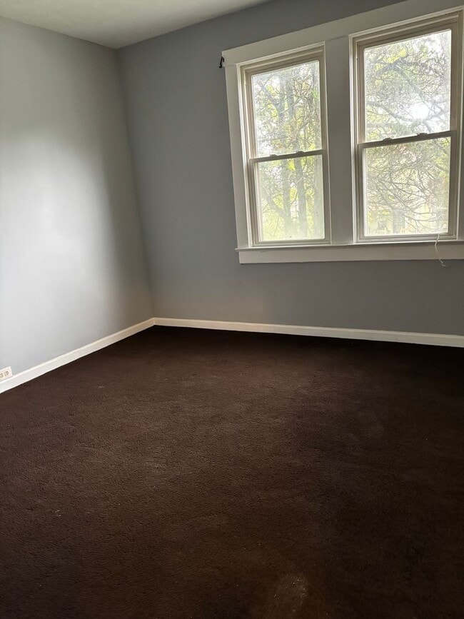 Building Photo - Charming spacious 4-bedroom home. Section ...