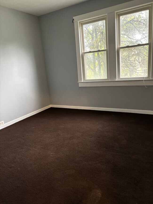 Building Photo - Section 8 & Eden Accepted! Charming spacio...