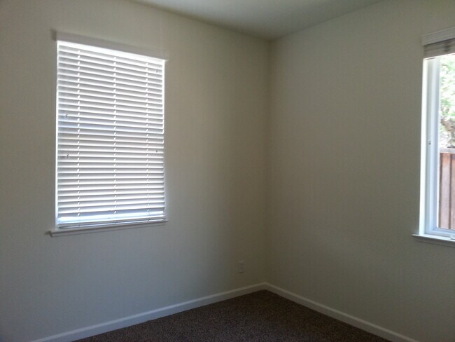 Building Photo - Coming up FOR SALE! Like New Super clean 3/2 West Fresno single story in Central Unified