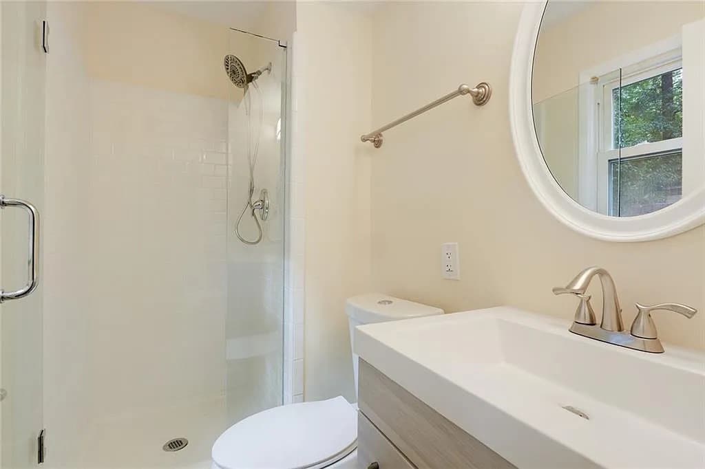 Building Photo - Room in House on Shawnee Trail