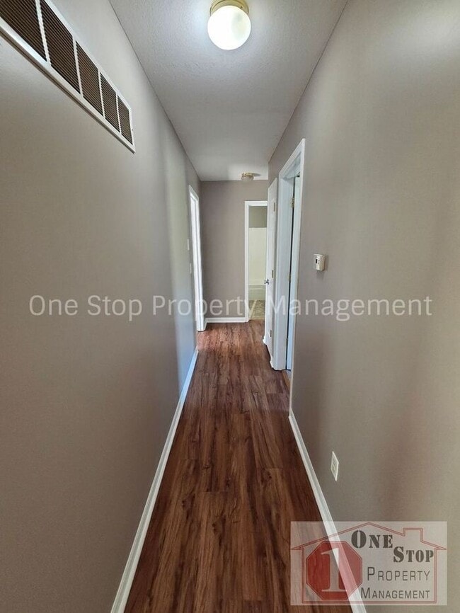 Building Photo - Spacious 3 bedroom/ 2.5 bath with a finished basement!!