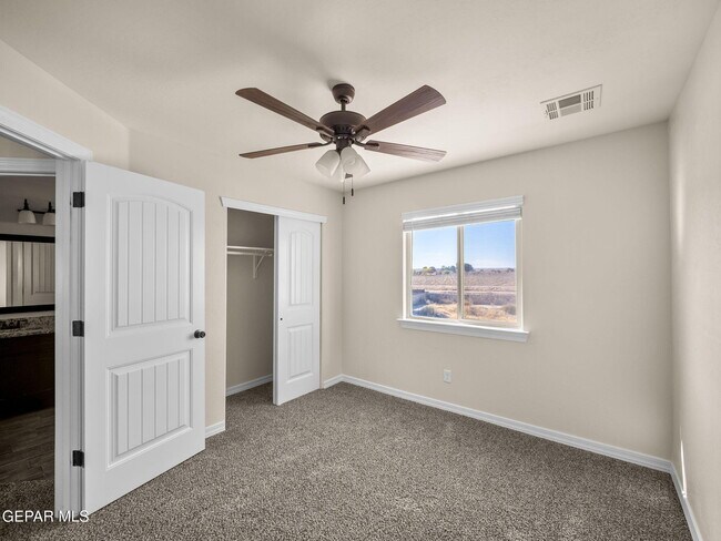 Building Photo - 561 Issa Circle