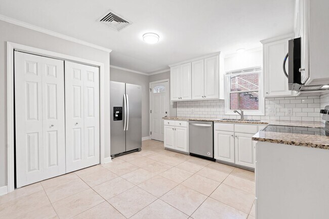 Building Photo - Renovated 2 bed/1 bath duplex minutes from downtown!