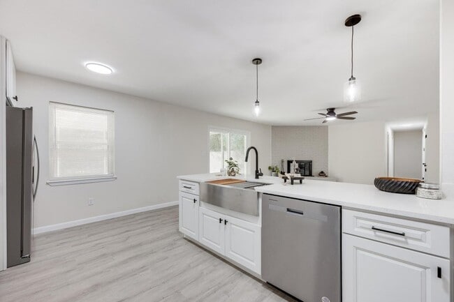 Building Photo - 6089 W Dogwood Dr