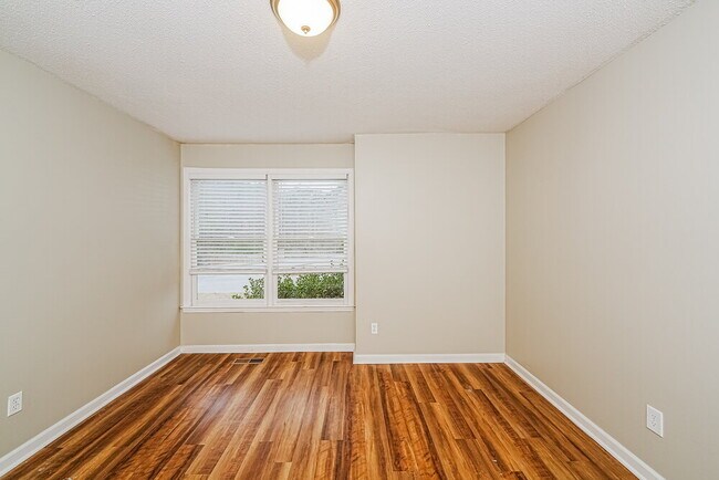 Building Photo - 800 Dunwoody Ln