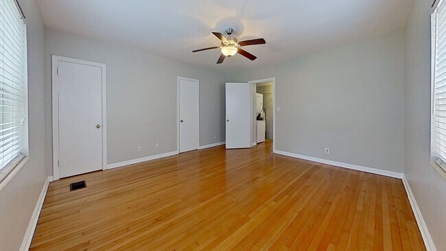 Building Photo - Cute and Charming Renovated Apartment!