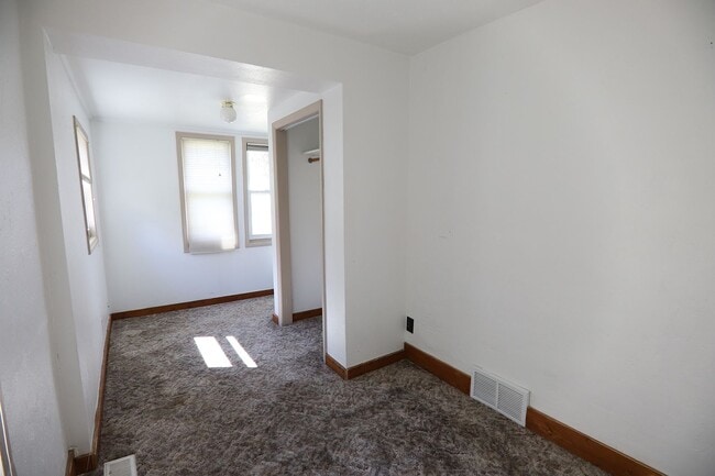 Building Photo - Cozy One Bedroom House
