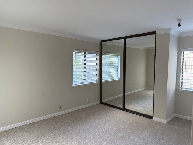 Building Photo - Los Gatos quality condo